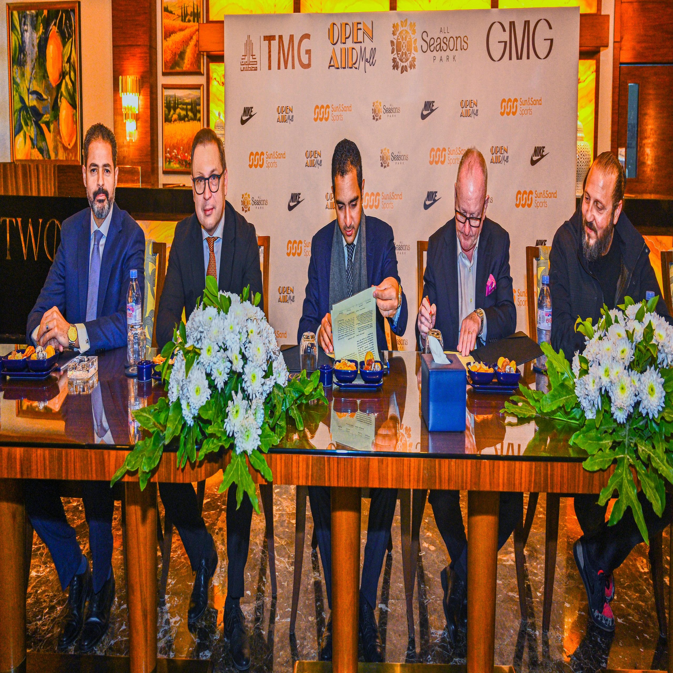 4147806 جانب من التوقيع scaled - عالم الفلوس