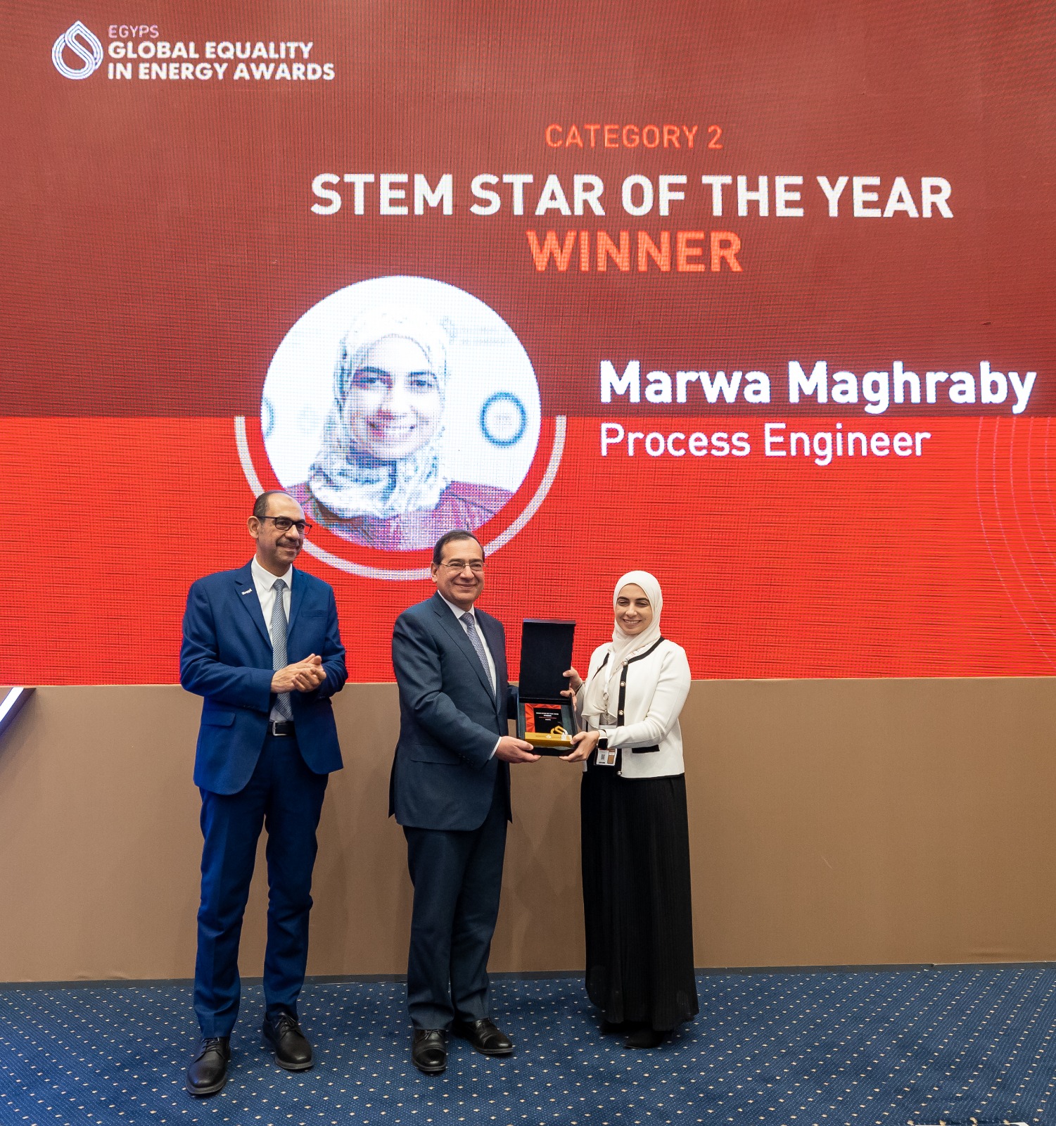 819375 خلال التكريم 3 - عالم الفلوس