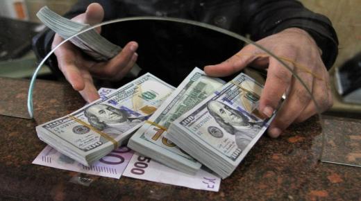 في بنوك مصر السبت.. سعر الدولار يسجل 24.7 جنيه للشراء 24.77 جنيه للبيع
