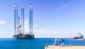 وصول حفار البترول “زوسر” إلى ميناء الطور