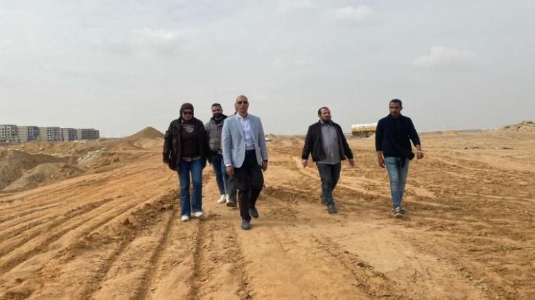 وزير الإسكان يتابع أعمال مشروعات الطرق الجارى تنفيذها بالامتداد بالقاهرة الجديدة