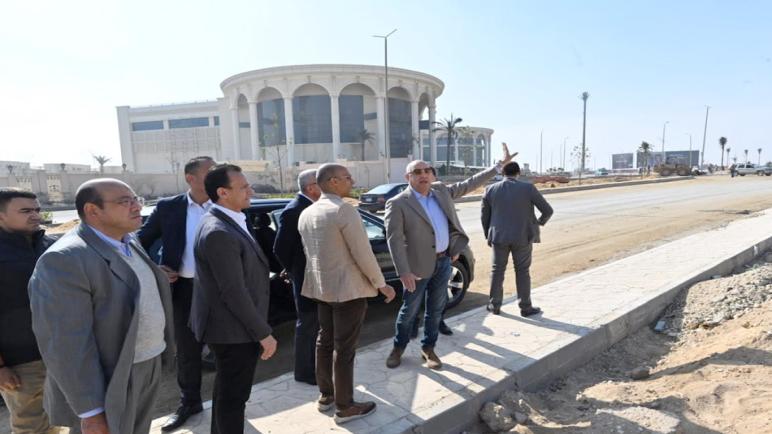 وزير الإسكان يجري جولة تفقدية لمشروعات تطوير ورفع كفاءة محاور الطرق بالقاهرة الجديدة