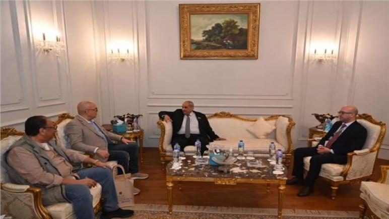 وزير الإسكان يبحث مع نظيره الفلسطينى التعاون فى إصدار تشريعات الإسكان