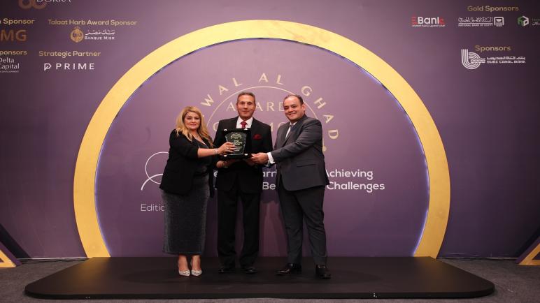 رئيس اتحاد بنوك مصر يحصد جائزة الإنجاز المؤسسي بقمة مصر للأفضل