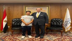 رئيس بنك saib يدعم السباح محمد الحسيني قبل محاولة عبور المانش