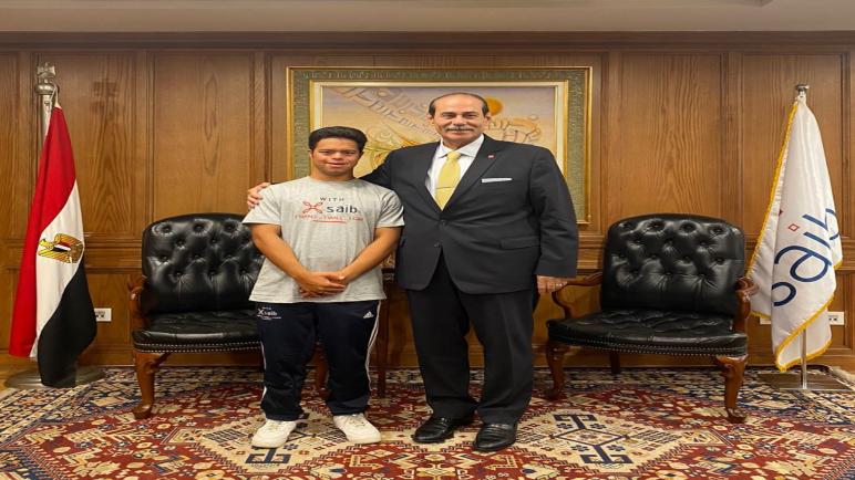 رئيس بنك saib يدعم السباح محمد الحسيني قبل محاولة عبور المانش