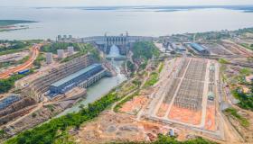 وزير الإسكان يشهد تشغيل أول توربينة بمشروع سد ومحطة “جوليوس نيريرى”