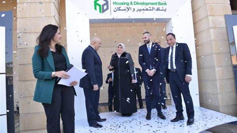 في السحب على حسابات “التوفير”.. بنك التعمير والإسكان يسلم الفائز الرابع سيارة مرسيدس A180