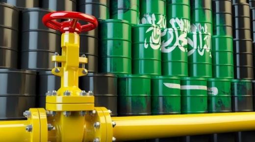“وول ستريت جورنال”: السعودية تدرس قبول “اليوان” بدلاً من “الدولار” في مبيعات النفط الصينية