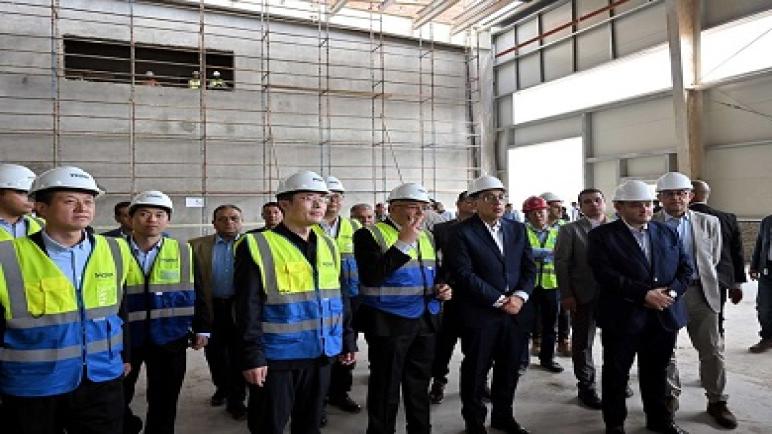رئيس الوزراء يتفقد مجمع “هاير الصناعي” الصديق للبيئة بتكلفة استثمارية 135 مليون دولار