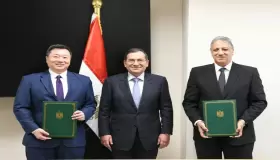 “الملا” يشهد توقيع أباتشى الأمريكية وهيئة البترول على اللائحة التنظيمية لإدارة عمل “خالدة للبترول”