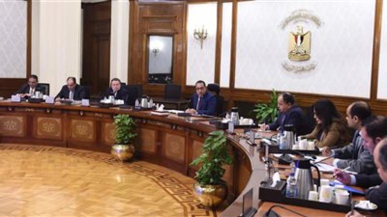 رئيس الوزراء يوجه ببدء فتح منافذ بيع السلع المخفضة مطلع يناير وحتى شهر رمضان