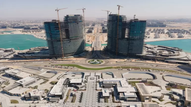 وزير الإسكان يتابع سير العمل بالمشروعات الجارى تنفيذها بمدينة العلمين الجديدة