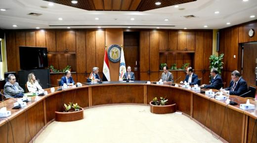 البترول: يجرى حالياً الانتهاء من الإجراءات اللازمة لبدء تصدير الغاز إلى لبنان