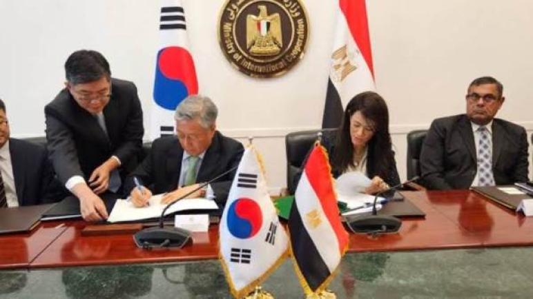 وزيرة التعاون الدولي وسفير كوريا يوقعان موافقة تنفيذ مشروع صناعة وتوفير قطارات مترو القاهرة