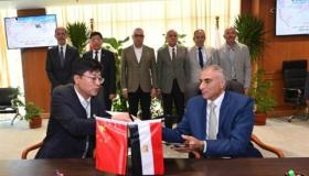 وزير الإسكان يشهد توقيع عقد تصميم وتنفيذ بحيرات العلمين “كريستال لاجون” بمنطقة الداون تاون