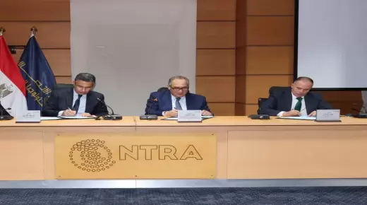تعاون بين “الاتصالات” و”البريد” ومجمع الإصدارات المؤمنة لإصدار كارت المواطن الموحد.. تفاصيل