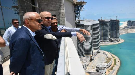 جولة تفقدية لوزير الإسكان بمنطقة الأبراج الشاطئية وكمبوند “مزارين” في مدينة العلمين