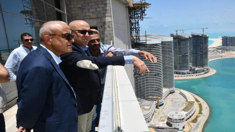 جولة تفقدية لوزير الإسكان بمنطقة الأبراج الشاطئية وكمبوند “مزارين” في مدينة العلمين