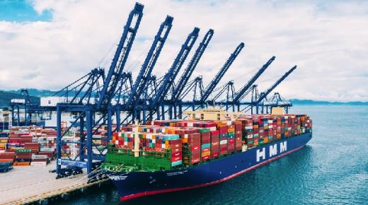 قريباً.. إطلاق خدمات تموين السفن ومشروعات الهيدروجين الأخضر بالمنطقة الاقتصادية للقناة