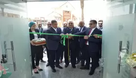 صور..محافظ السويس يهنئ قيادات البنك الزراعي خلال افتتاح فرع البنك الجديد