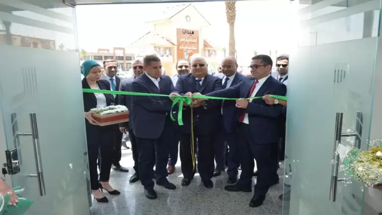 صور..محافظ السويس يهنئ قيادات البنك الزراعي خلال افتتاح فرع البنك الجديد