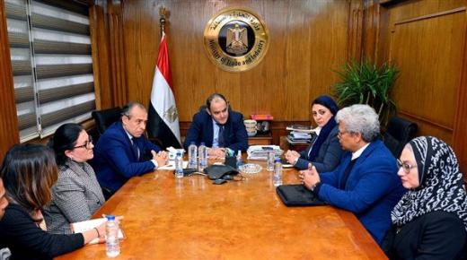 وزير التجارة والصناعة يبحث إنتاج زيت النخيل في مصر مع الشركات الماليزية