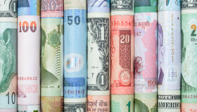 تباين أسعار العملات في ختام تعاملات اليوم على في البنوك وشركات الصرافة