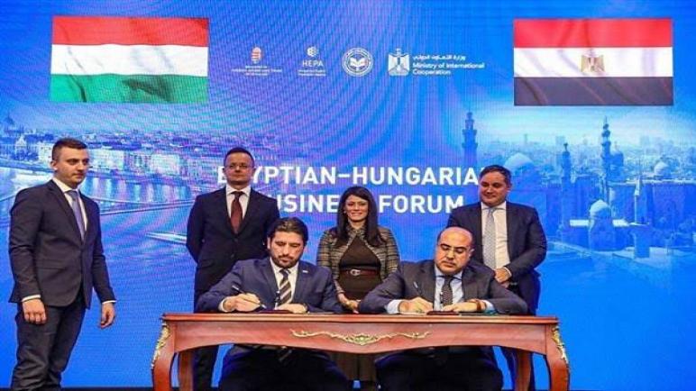 اقتصادية قناة السويس توقع بروتوكول تعاون مع الوكالة المجرية لترويج الصادرات