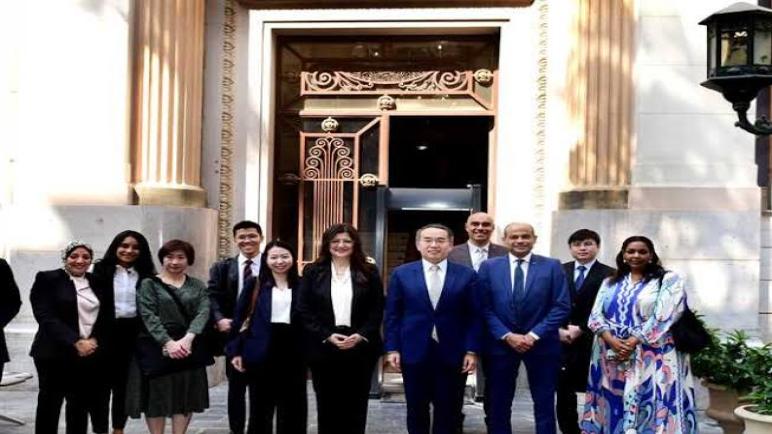 “الشيخ” يبحث تأسيس البورصة العقارية مع وزير الخزانة بهونج كونج