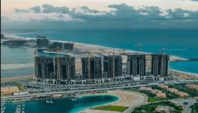 جولة لأساتذة وطلاب الجامعة الأمريكية بمشروعات العلمين الجديدة بتنظيم من وزارة الإسكان 