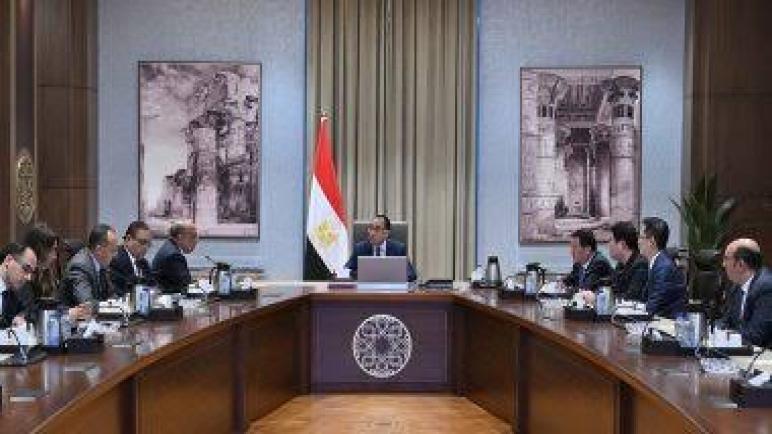 رئيس الوزراء يلتقي مسئولي شركتين صينيتين لبحث فرص الاستثمار في مجال الخلايا الشمسية