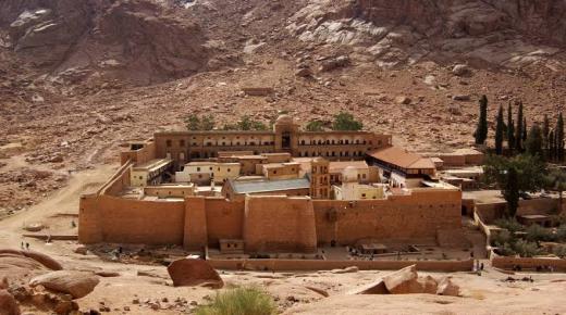 وزير الإسكان: جارٍ تنفيذ 14 مشروعاً لتطوير موقع “التجلى الأعظم” فوق أرض السلام