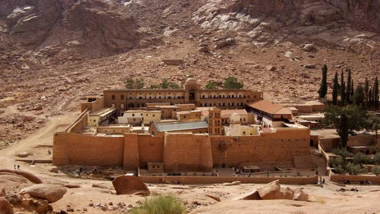 وزير الإسكان: جارٍ تنفيذ 14 مشروعاً لتطوير موقع “التجلى الأعظم” فوق أرض السلام