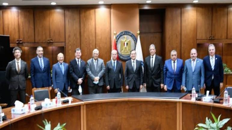 وزير البترول يبحث مع رئيس شركة روهربمبن الألمانية تعزيز أنشطة التصنيع المحلى للمضخات