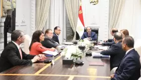 بحضور محافظ البنك المركزي.. الرئيس السيسي يستعرض مع الحكومة مؤشرات الاقتصاد المصري