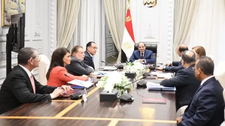بحضور محافظ البنك المركزي.. الرئيس السيسي يستعرض مع الحكومة مؤشرات الاقتصاد المصري