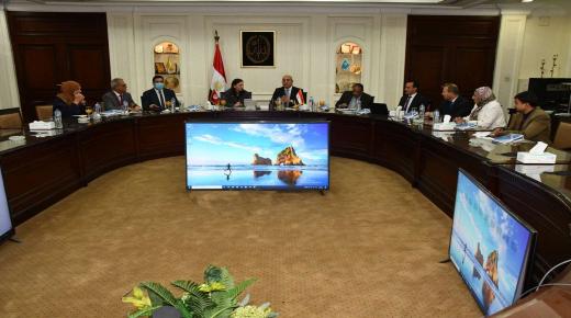 وزير الإسكان يستعرض التجربة المصرية في إنشاء المدن الجديدة مع نظيرته التونسية