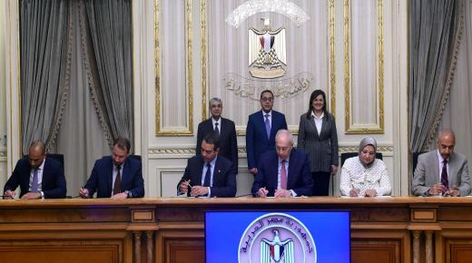 مصر توقع اتفاقية مع تحالف “الوقود الأخضر” لإنتاج 350 ألف طن وقود سنويا بقناة السويس