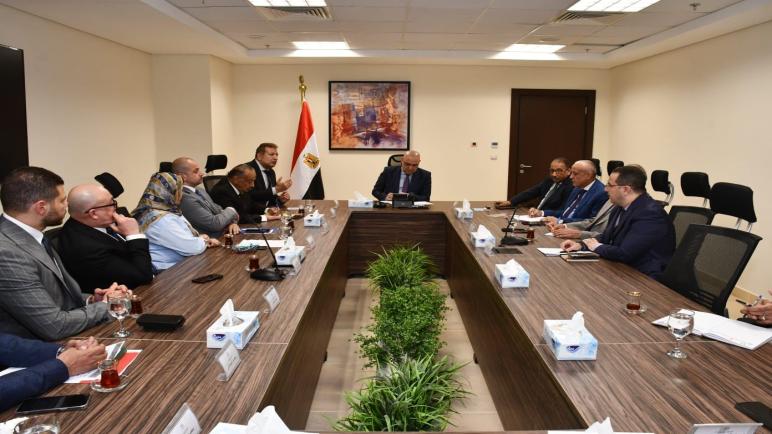 وزير الإسكان يجتمع مع أعضاء غرفة التطوير العقاري لمناقشة سبل دعم ومساندة القطاع
